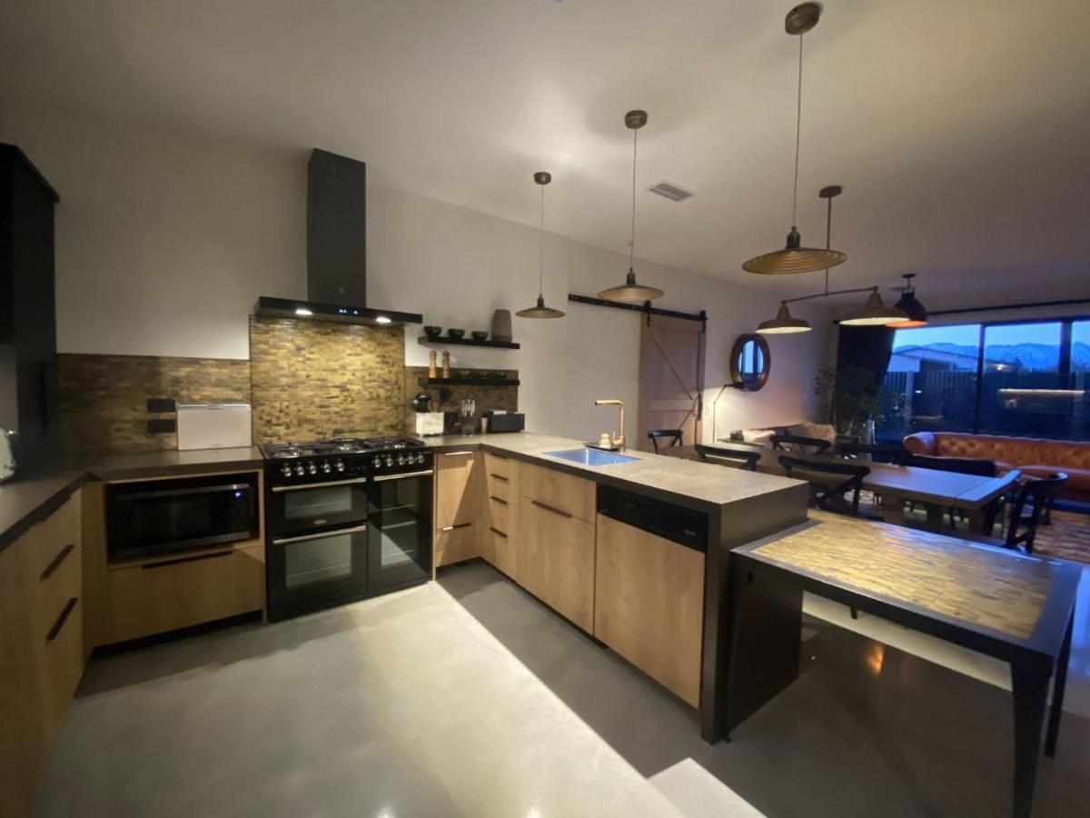 Black Stilt Retreat, Stunning Luxury Property Twizel Bagian luar foto